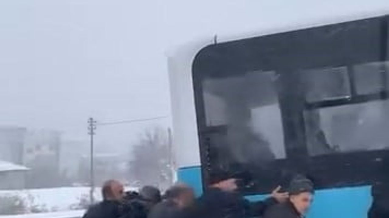 Elazığ'da yolda kalan yolcu otobüsünü vatandaşlar kurtardı