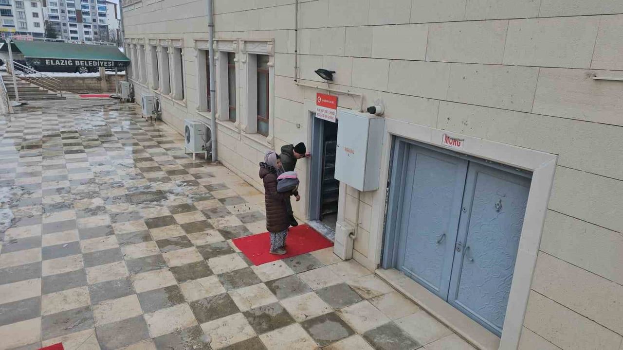 Elazığ'da zabıtadan kaçan dilenciler cami tuvaletinde yakalandı