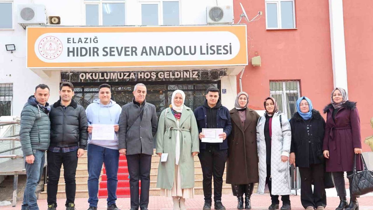 Elazığ Hıdır Sever Anadolu Lisesi'nde Üç Nesil Tek Karede