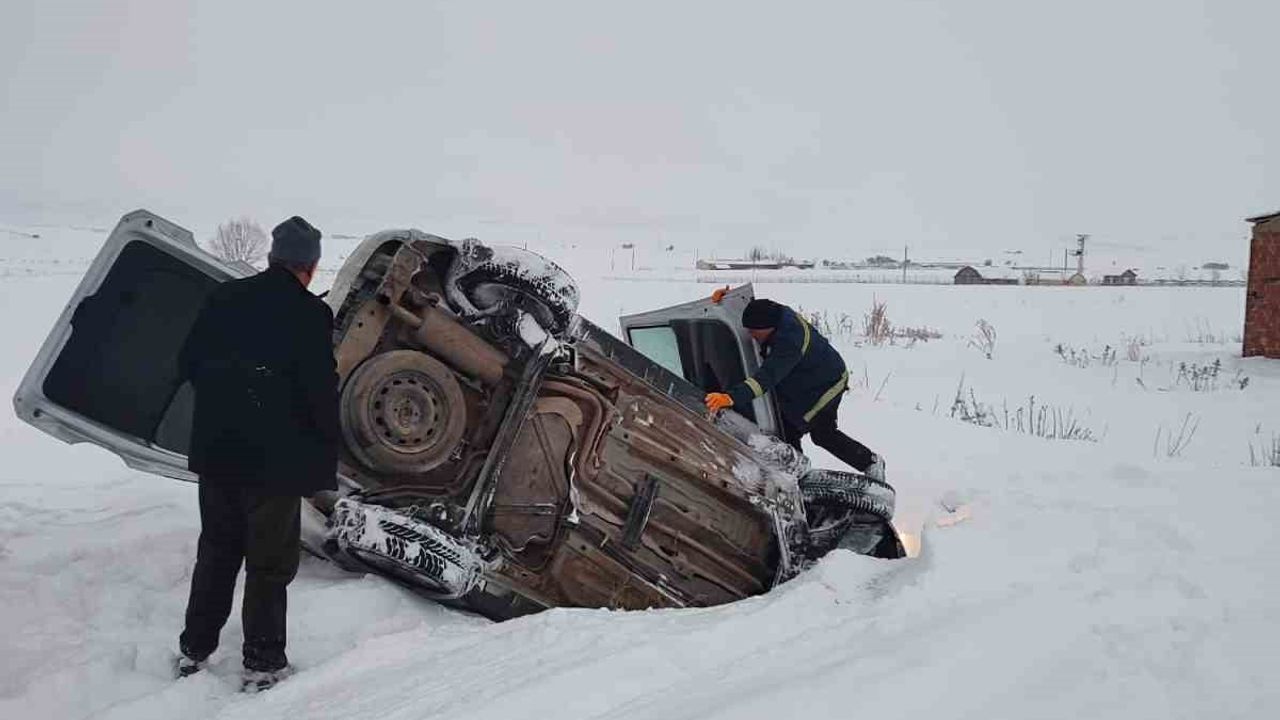 Elazığ Karakoçan'da karda kayan hafif ticari araç devrildi: 2 yaralı