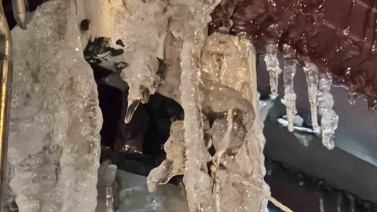 Elazığ Karakoçan’da Metrelerce Buz Sarkıtı Oluştu