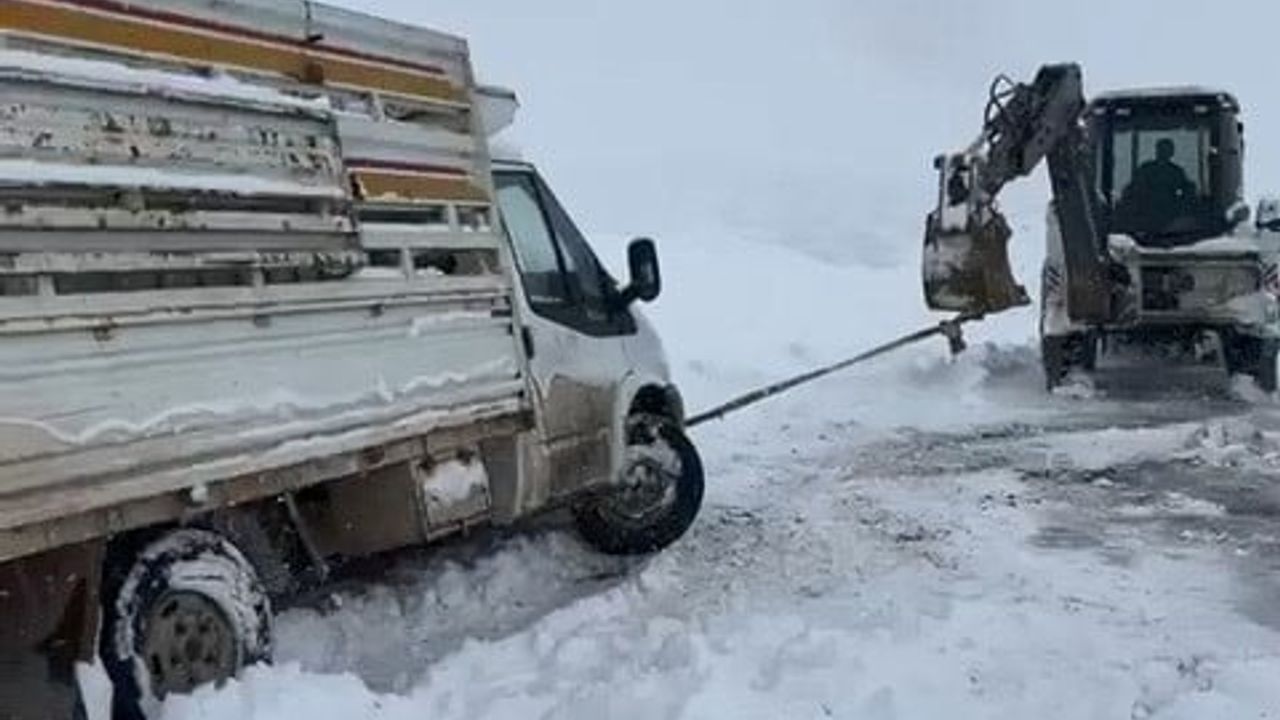 Elazığ Kovancılar'da Kar Nedeniyle Şarampole Düşen Pikap Kurtarıldı