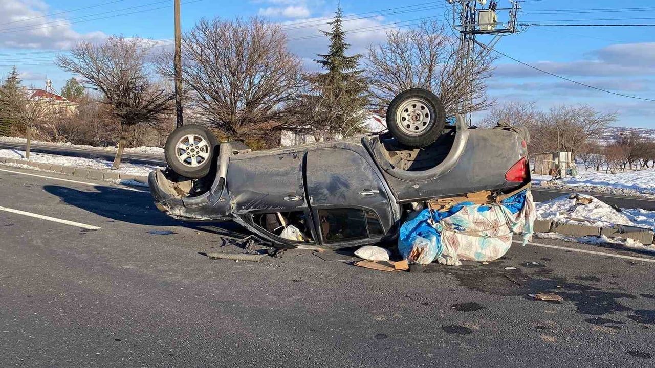 Elazığ-Malatya kara yolunda pikap takla attı: 3 yaralı