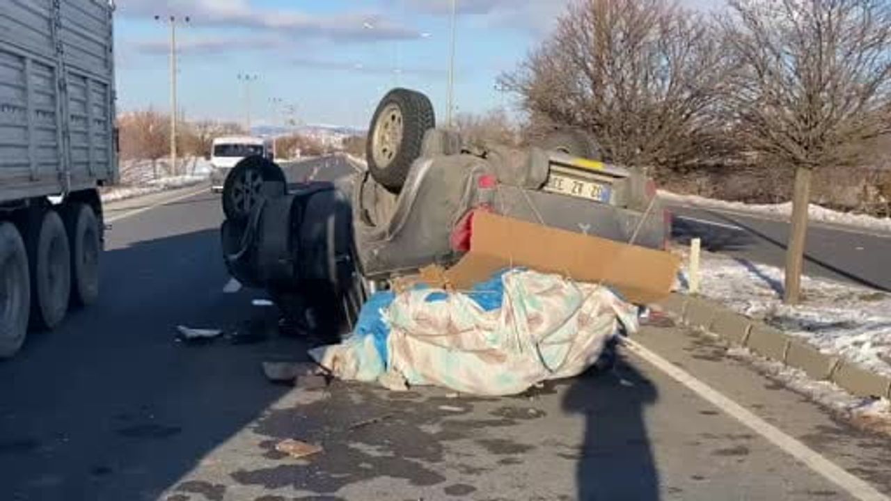 Elazığ-Malatya Karayolu'nda Pikap Takla Attı: 3 Yaralı