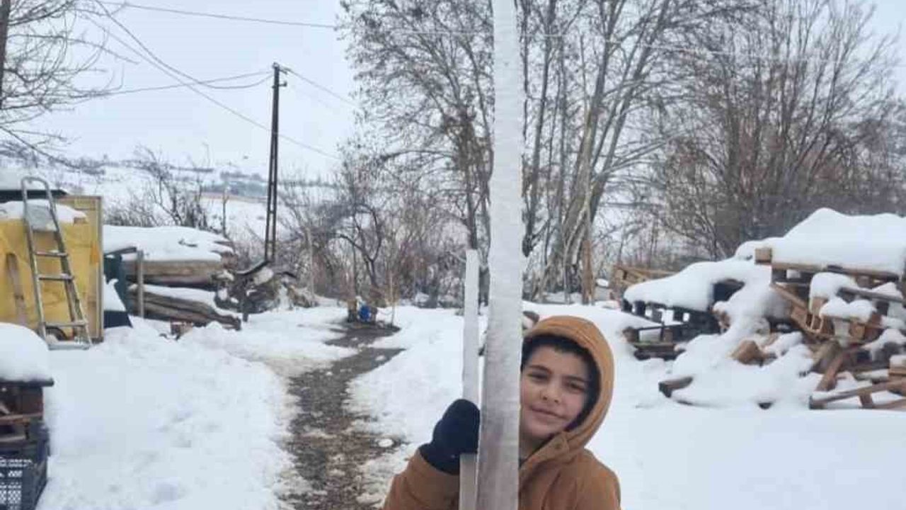 Elazığ Palu'da Buz Sarkıtları Görenleri Şaşırttı