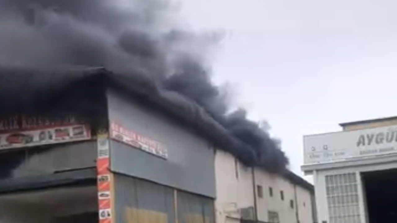 Elazığ Sanayi Sitesi'nde Oto Tamircide Yangın Söndürüldü