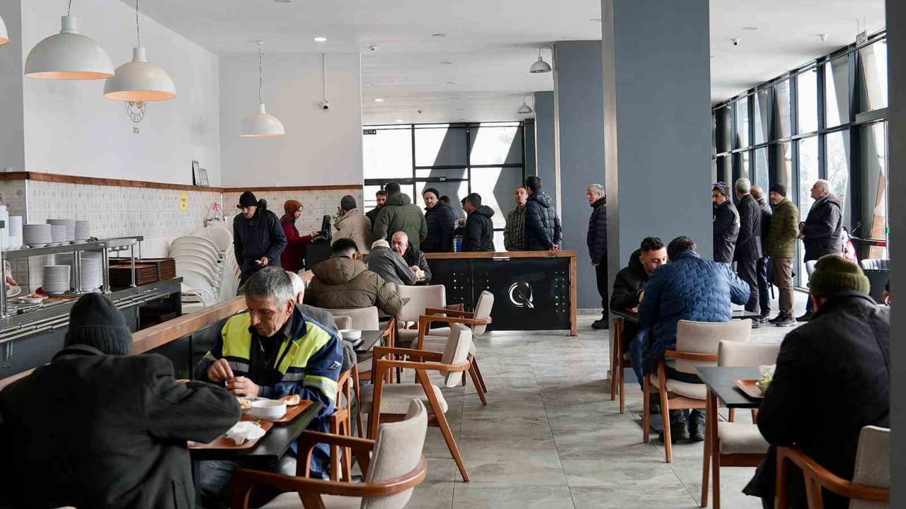 Elazığ Şehir Lokantası'na Yoğun İlgi: Günde 600 Kişiye, 4 Çeşit Yemek 60 TL