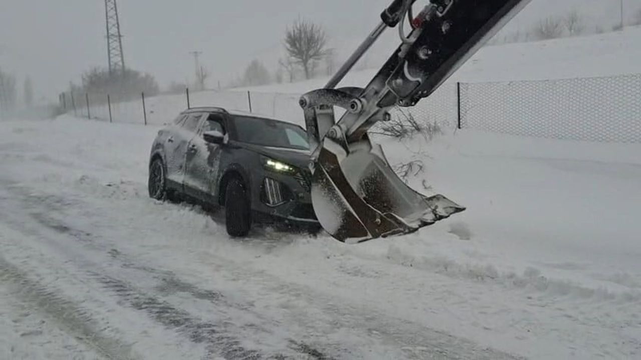 Elazığ Sivrice'de Karda Mahsur Kalan Araçlar Kurtarıldı