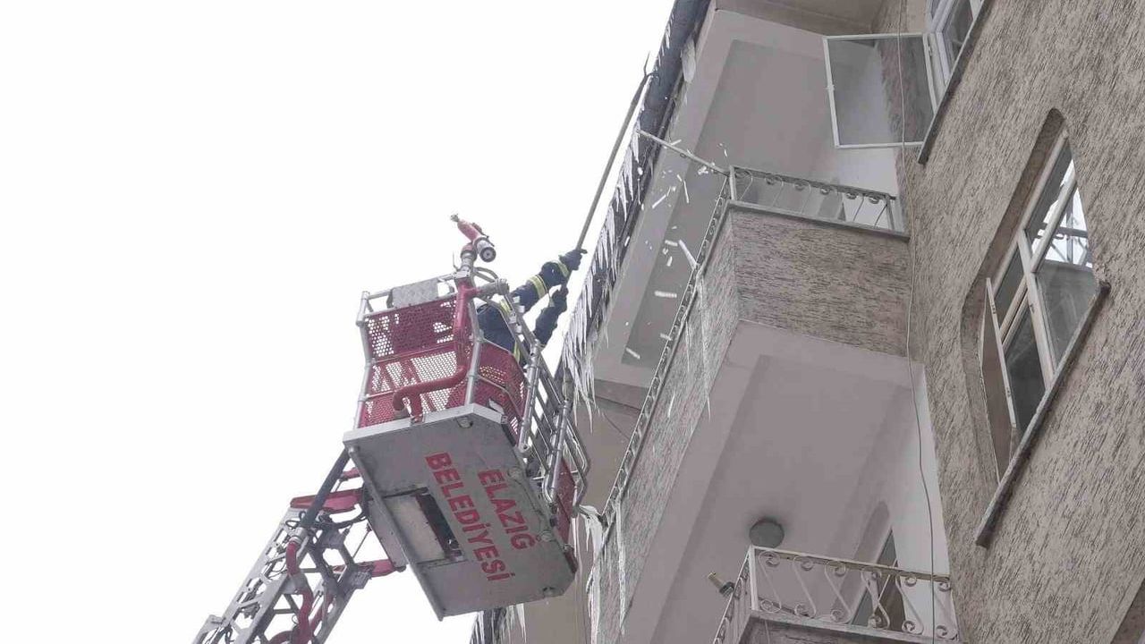 Elazığ'ta İtfaiye Çatılardaki Buz Sarkıtlarını Temizliyor