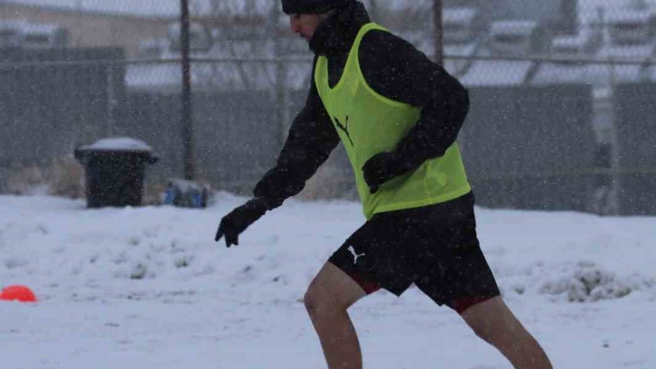Elazığspor, yoğun kar altında MKE Ankaragücü hazırlıklarını sürdürüyor