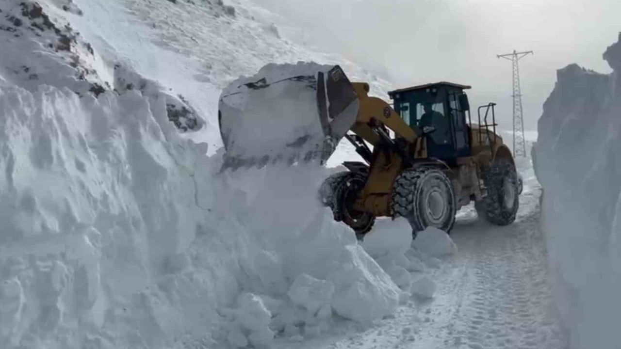 Eleşkirt'te 5 Metrelik Çığın Kapatığı Hayrangöl Yolu Ulaşıma Açıldı