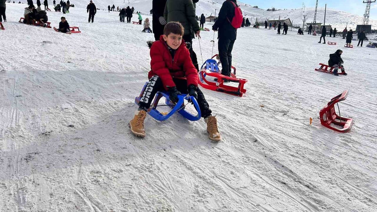 Elmadağ Kayak Merkezi'ne Sömestr Akını: Ankaralı Aileler Kayakta