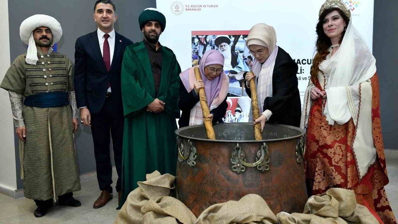 Emine Erdoğan ve Dr. Wan Azizah İsmail Yaşayan Miras Okulu’nda Mesir Geleneğini Yaşattı