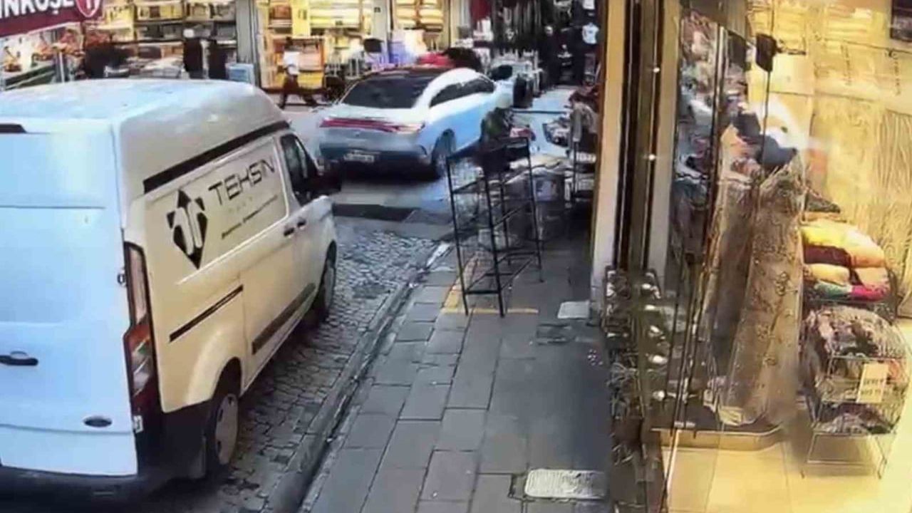 Eminönü'nde Fren Yerine Gaza Basan Sürücü Vatandaşların Arasına Daldı: 4 Yaralı