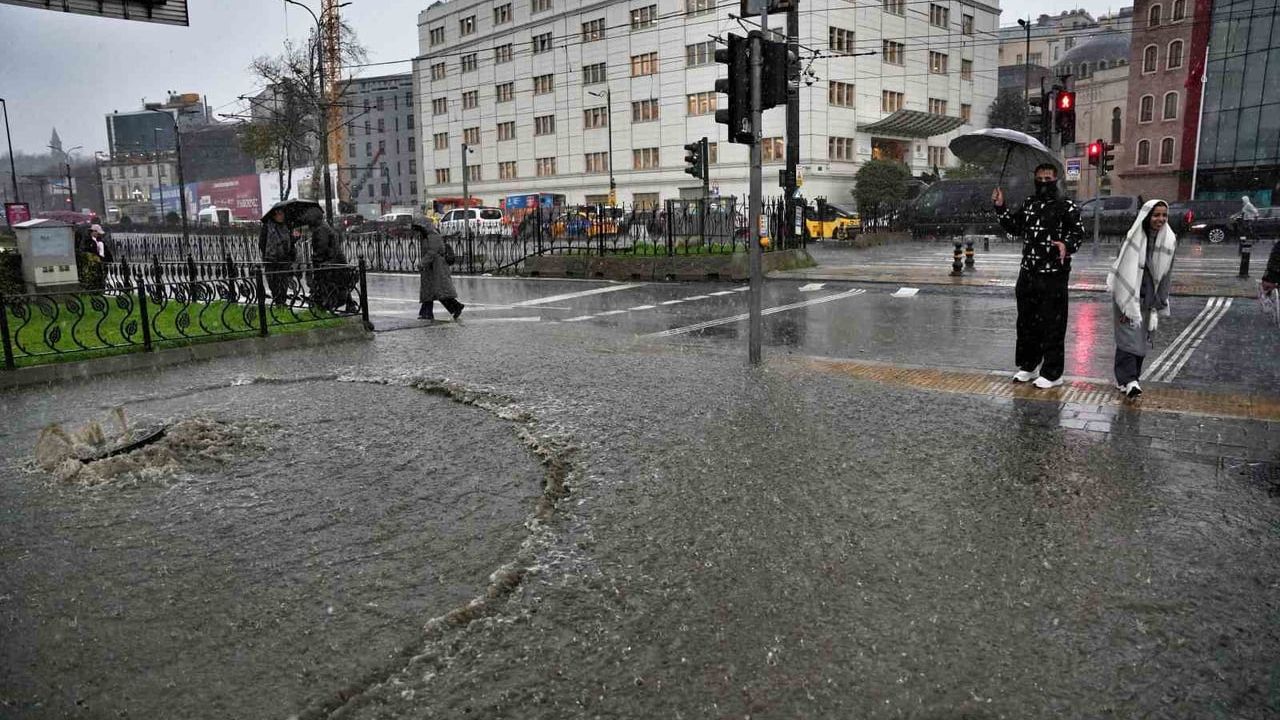 Eminönü'nü Su Bastı: Şiddetli Yağmur Yolları Göle Döndürdü