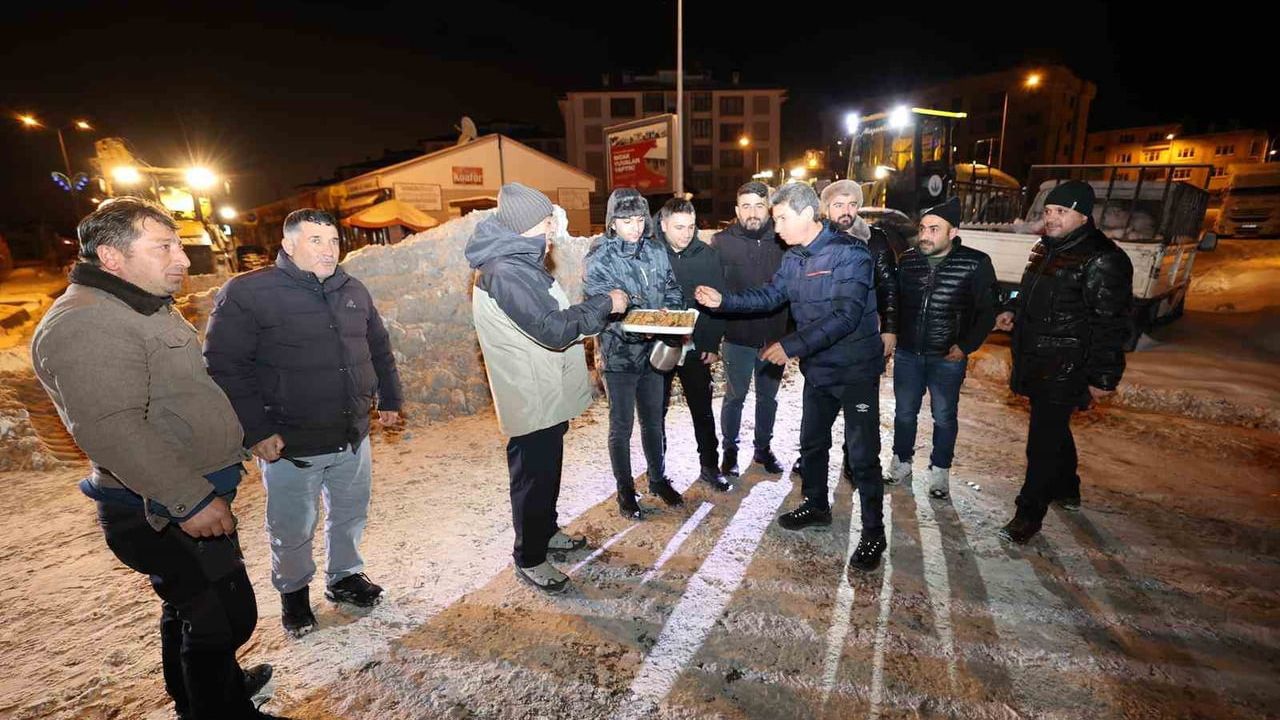 Emrullah Akpunar’dan Gece Yarısı Sürprizi: Aziziye Karla Mücadelesinde Tatlı İkramı
