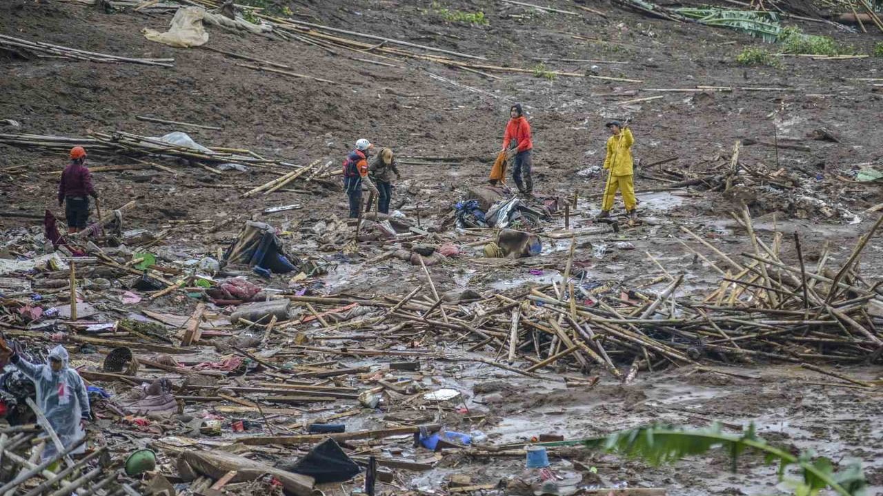 Endonezya'da Batı Java Heyelanı: Can Kaybı 16'ya Yükseldi