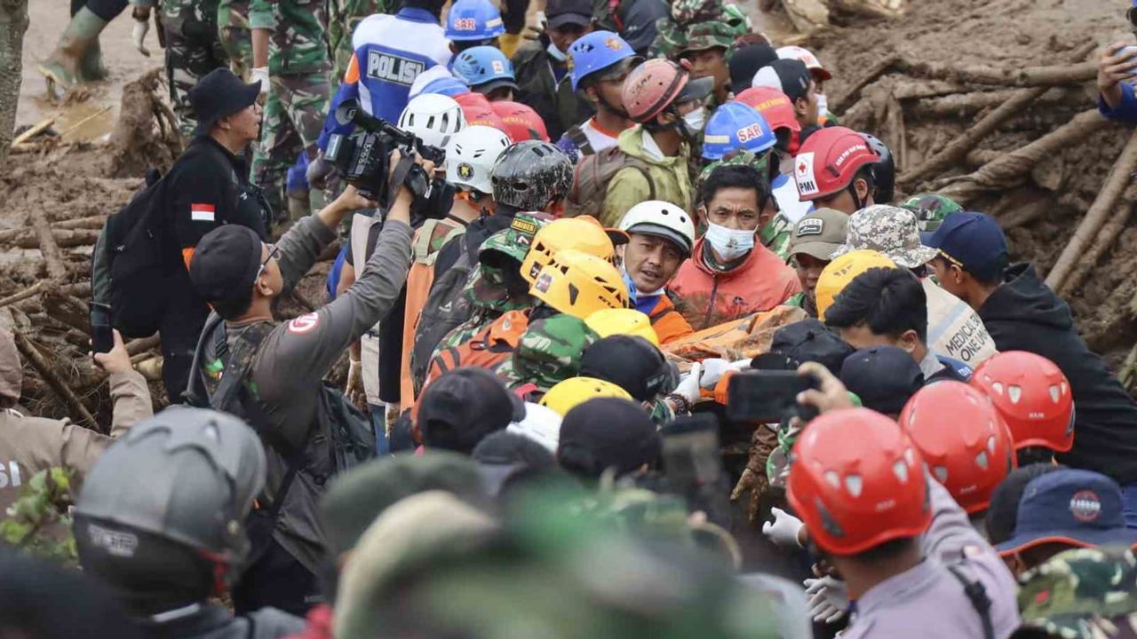 Endonezya'da Batı Java toprak kaymasında can kaybı 49'a yükseldi