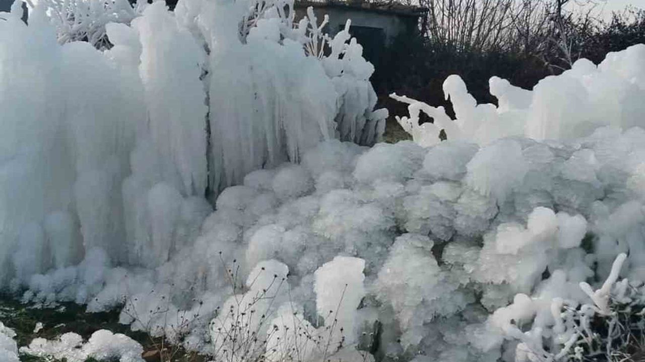 Enez'de Dondurucu Gece: Patlayan Su Boruları Sularını Buzlattı