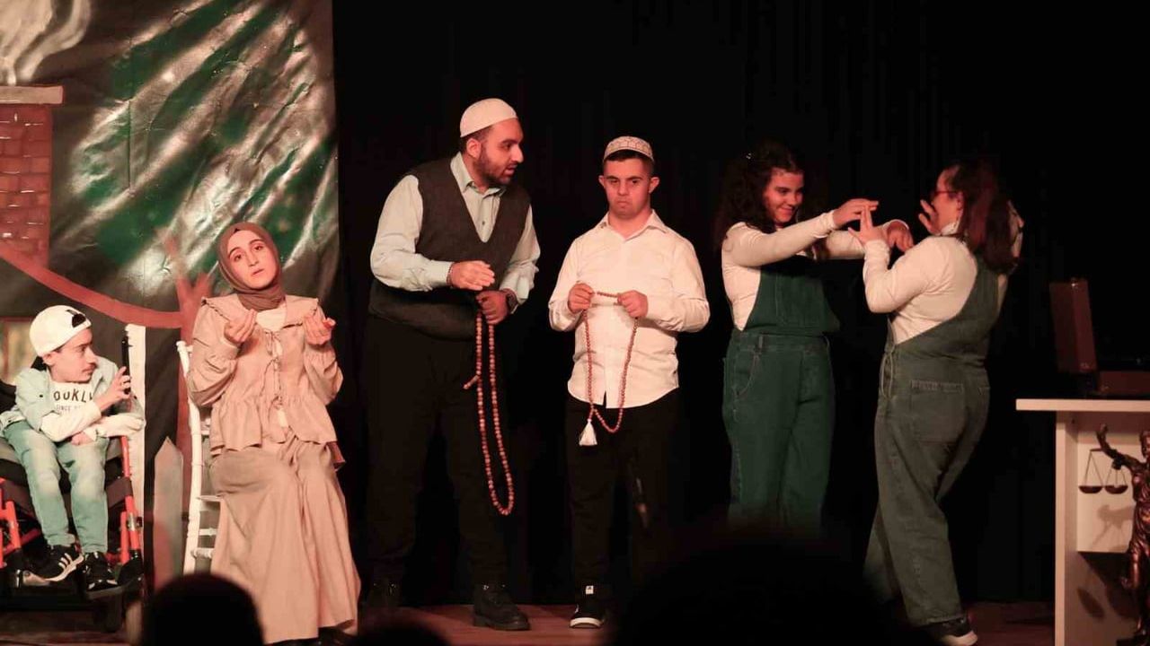 Engelli Oyunculardan Büyük Başarı: 'Miras Değil Mübarek' İkinci Gösterimi