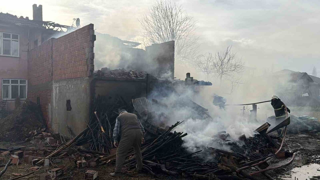Erbaa'da ahır yangını eve sıçradı
