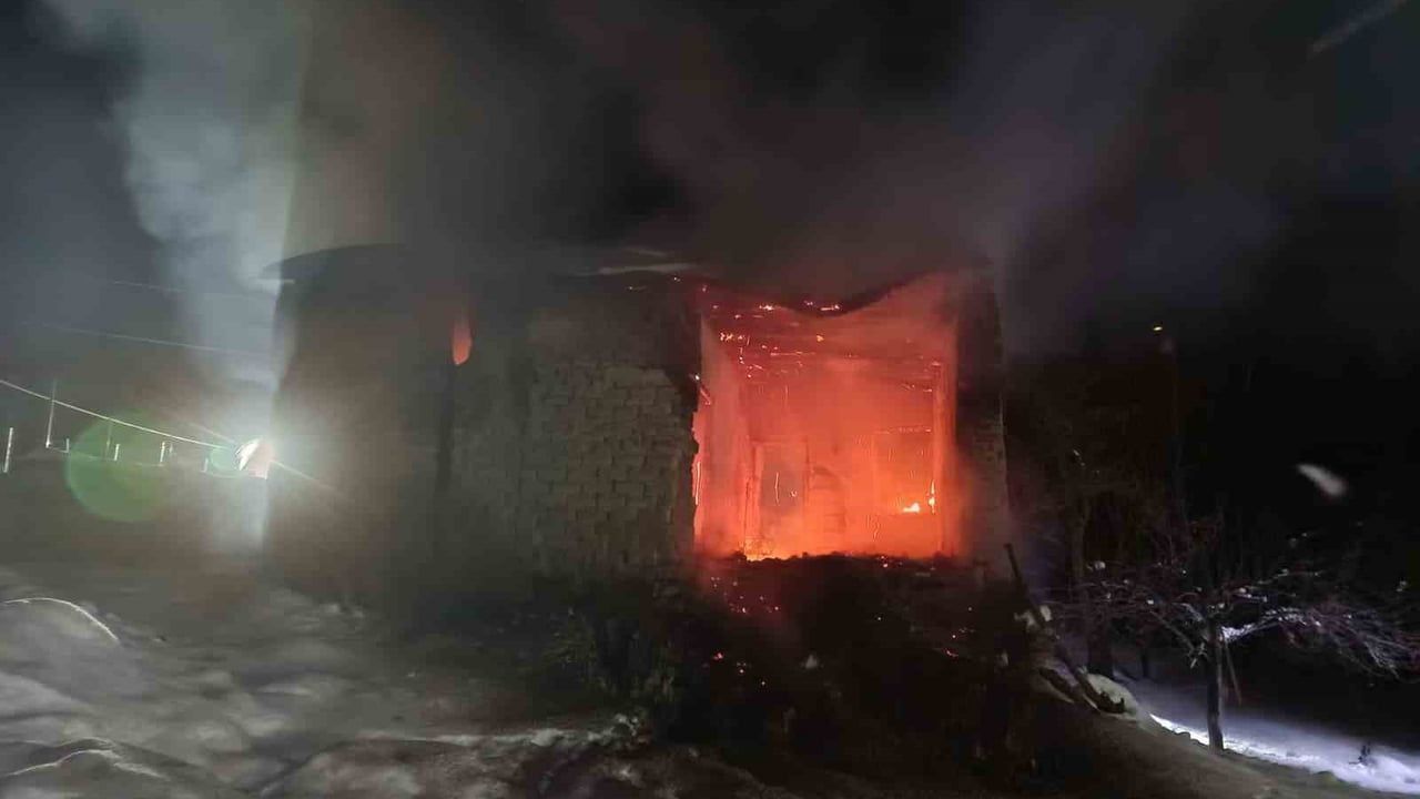 Erciş'te 3 Ayrı Yangın: Ev, Odunluk ve Tandır Evinde Büyük Hasar