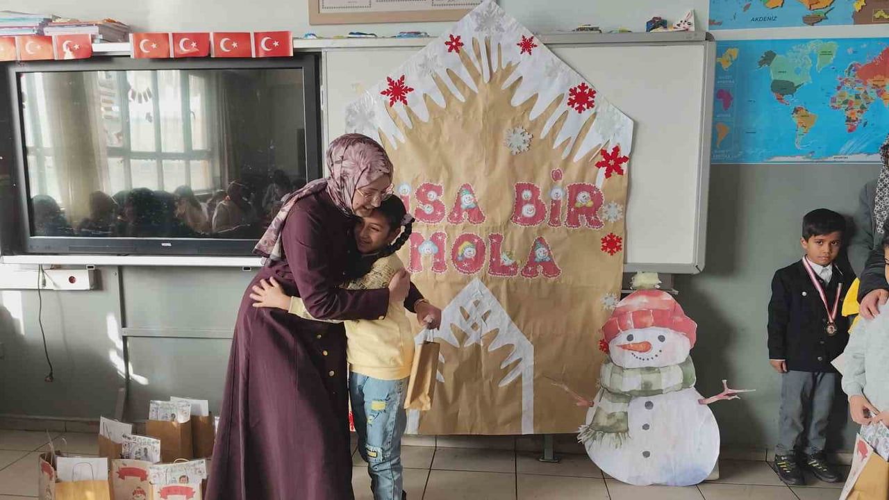 Erciş'te 49 Bin Öğrenci Karnelerini Alıp Yarıyıl Tatiline Girdi