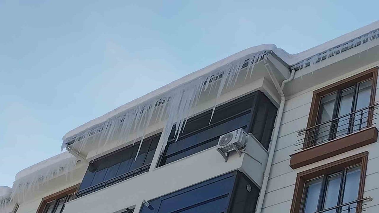 Erciş'te Metrelerce Buz Sarkıtları Tehlike Saçıyor