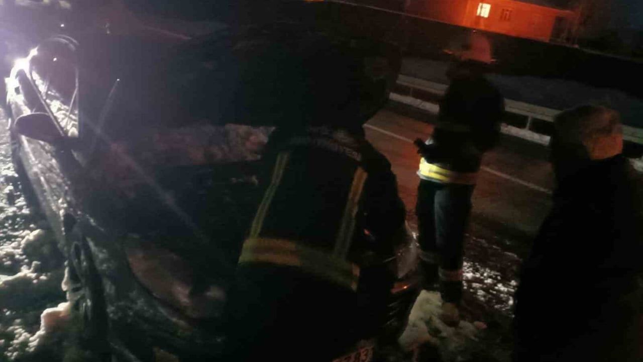 Erciş'te Otomobil Motoru Yandı, Sürücü Karla Müdahale Etti