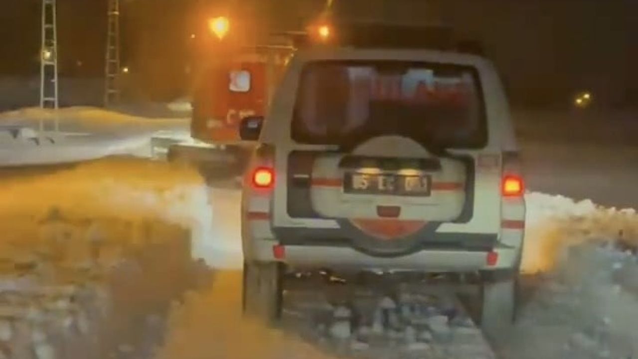 Erciş'te UMKE Snowtrack Ambulanslarıyla Kapanan Yollarda 3 Hastaya Müdahale