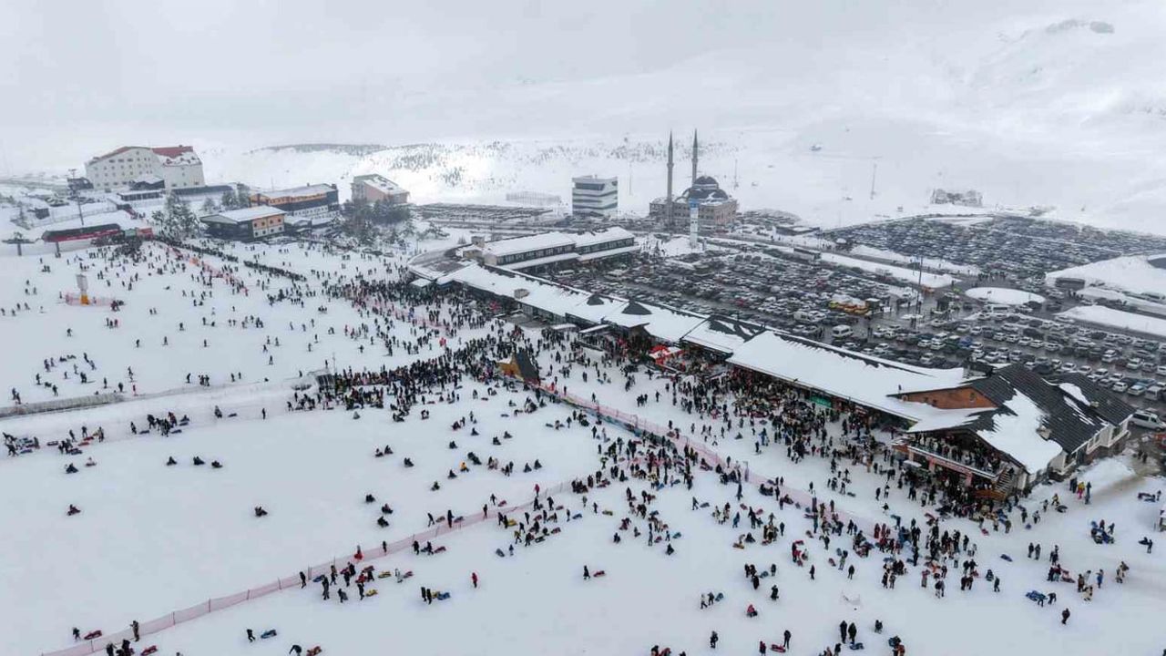 Erciyes sömestirin ilk hafta sonunda 250 bin kişiyi ağırladı