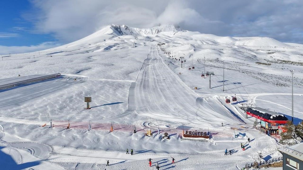 Erciyes’te Sömestir Hareketliliği: Kayak Keyfi ve Gece Etkinlikleri