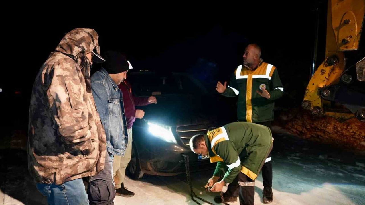 Erdemli'de Kar ve Buzlanmada Mahsur Kalan 2 Kişi Kurtarıldı