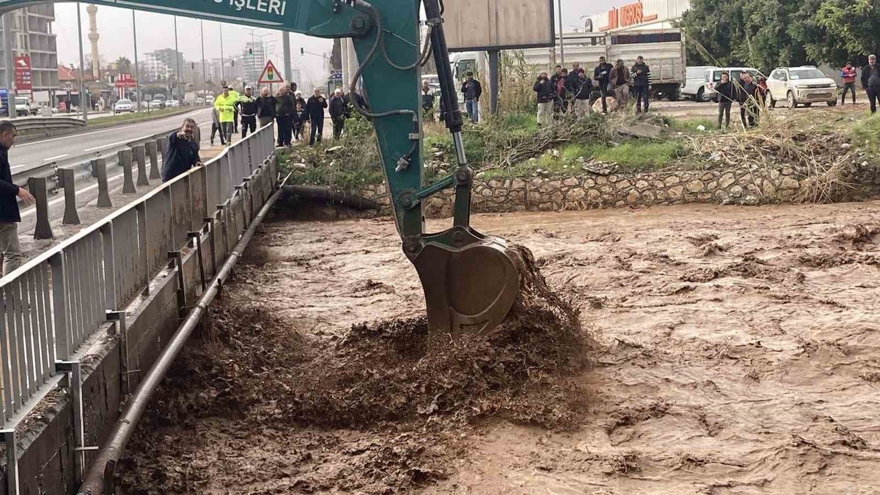 Erdemli'de Şiddetli Yağış Sele Yol Açtı