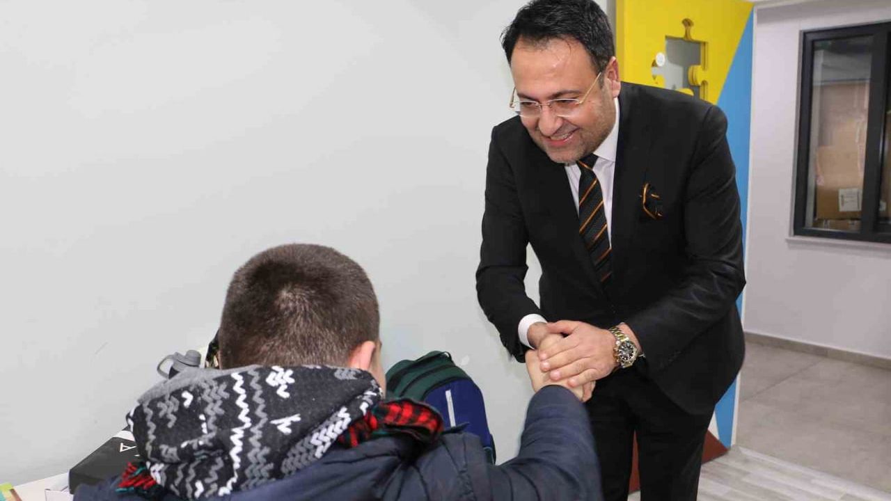 Erdemliler Hareketi'nden Diyarbakır'da toplam bin kişiye mont ve bot yardımı