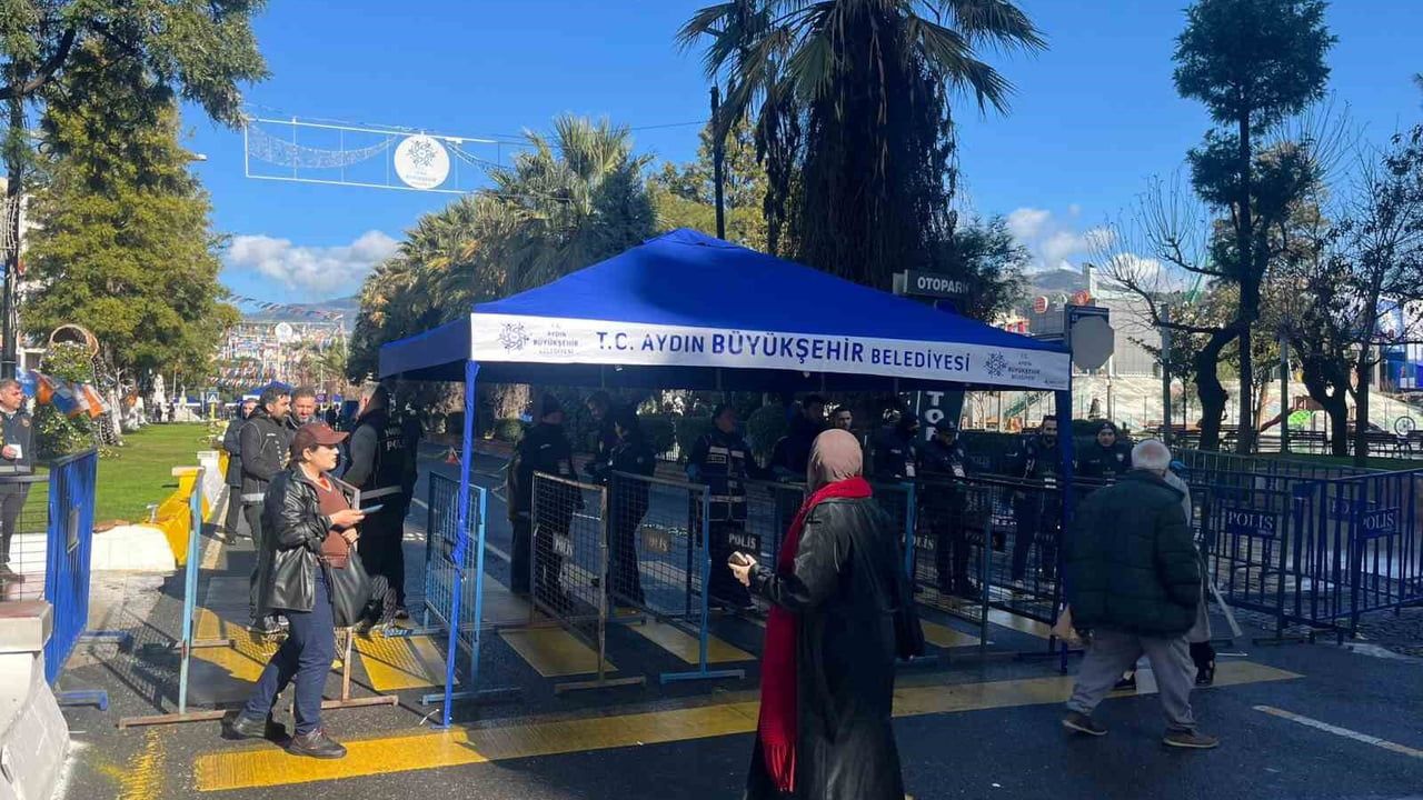 Erdoğan Aydın'da: Toplu Açılış Öncesi Vatandaşlar Atatürk Kent Meydanı'na Alınmaya Başlandı