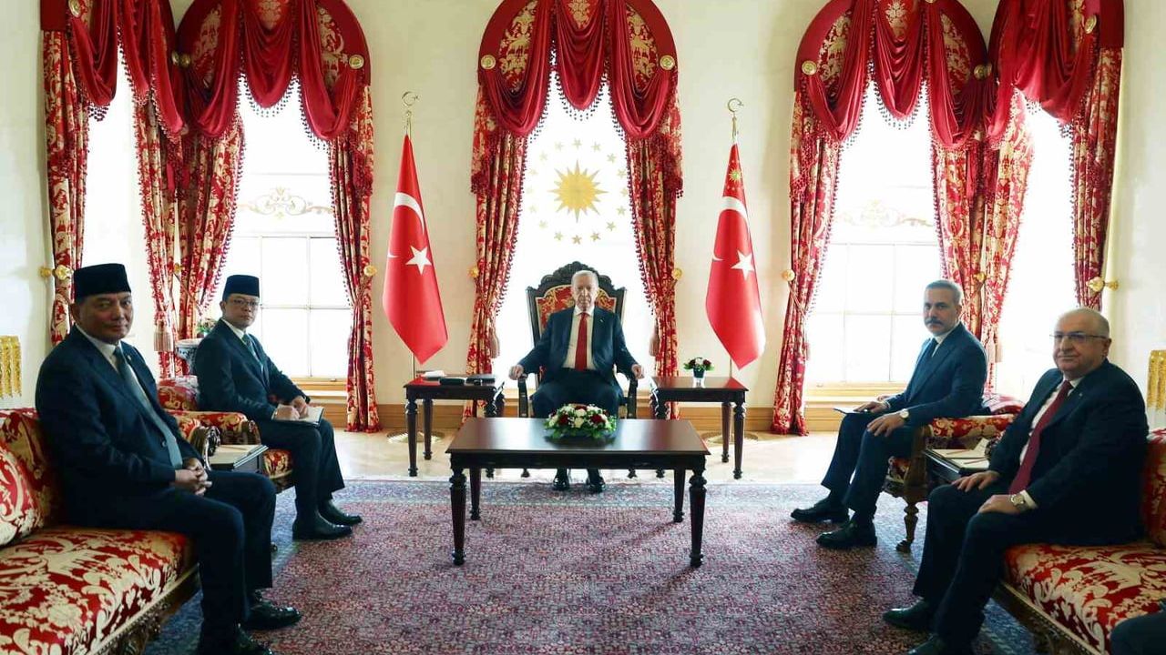 Erdoğan, Endonezya Dışişleri ve Savunma Bakanlarını Dolmabahçe'de Kabul Etti