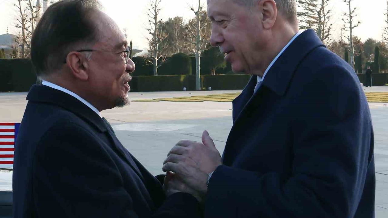 Erdoğan, Malezya Başbakanı Enver İbrahim’i Cumhurbaşkanlığı’nda Törenle Karşıladı