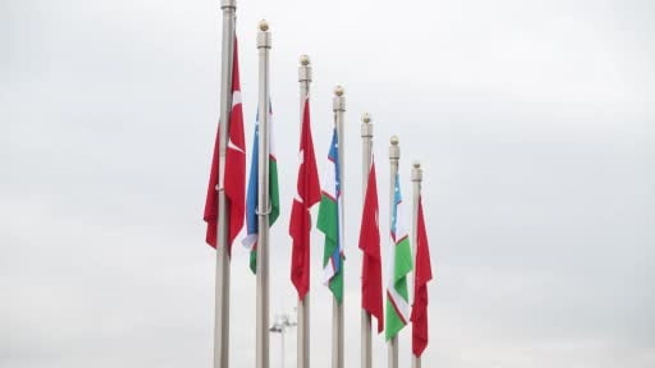 Erdoğan, Mirziyoyev’i Havalimanında Karşıladı