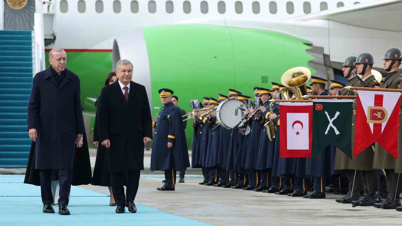 Erdoğan, Özbekistan Cumhurbaşkanı Mirziyoyev’i Esenboğa Havalimanı’nda karşıladı