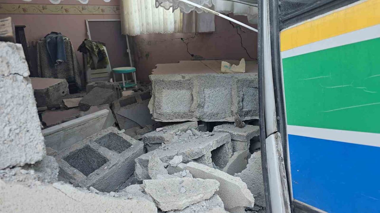 Ereğli'de Halk Otobüsü Eve Çarptı — Faciadan Dönüldü