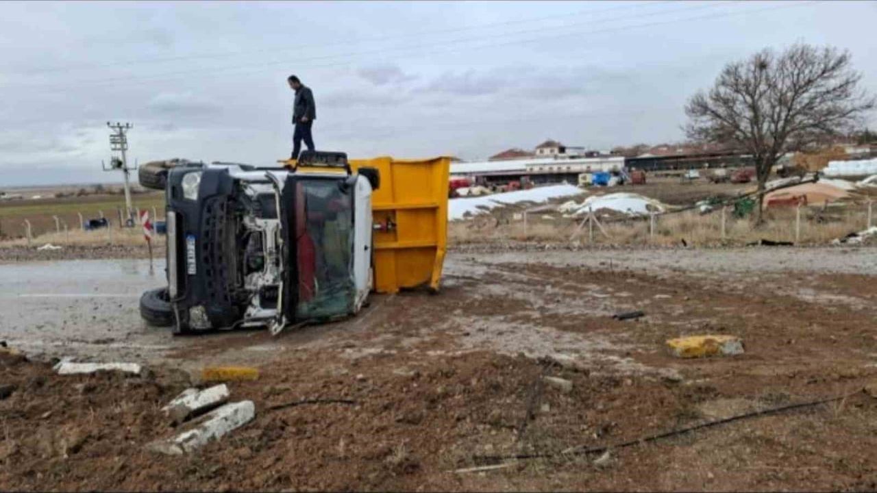 Ereğli'de Kamyon Devrildi: 2 Kişi Yaralandı