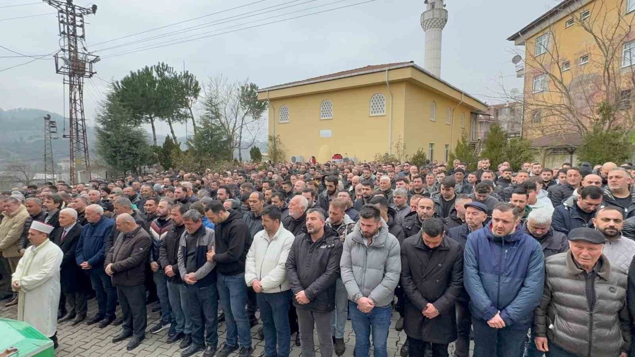 Ereğli'de Otomobil Tıra Saplandı: 2 Kişi Hayatını Kaybetti — Güvenlik Kamerası Kaydetti