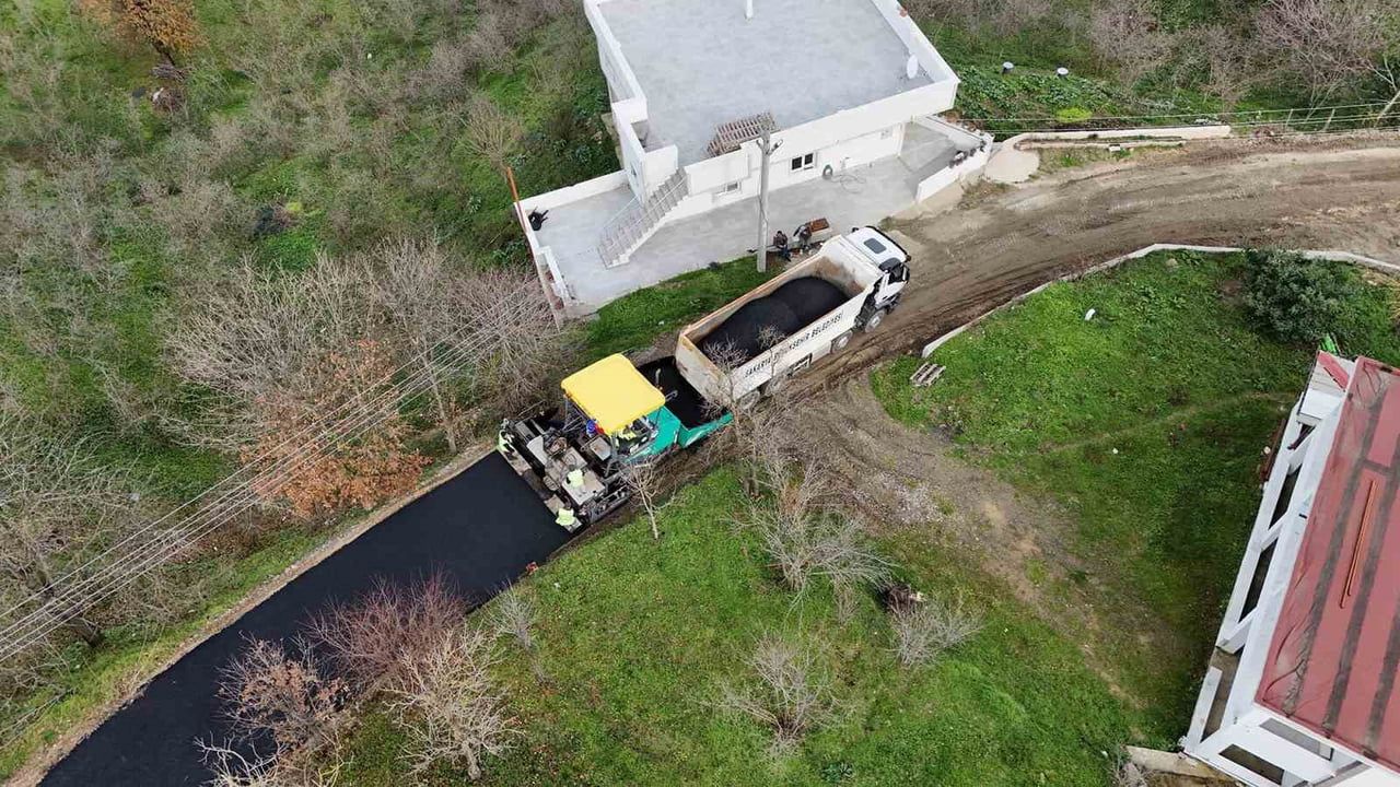 Erenler'de 6 Kilometrelik Asfalt Atağı — Tepe Mahallesi 7 bin 500 tonla Yenileniyor