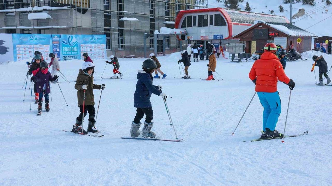 Ergan Dağı'nda 'Kayak Bilmeyen Kalmasın' ile İlk Dersler