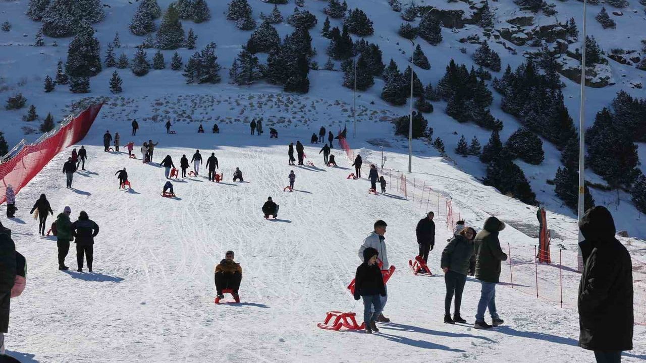 Ergan Dağı'nda Kızak Keyfi: Erzincan'da Kar Neşesi