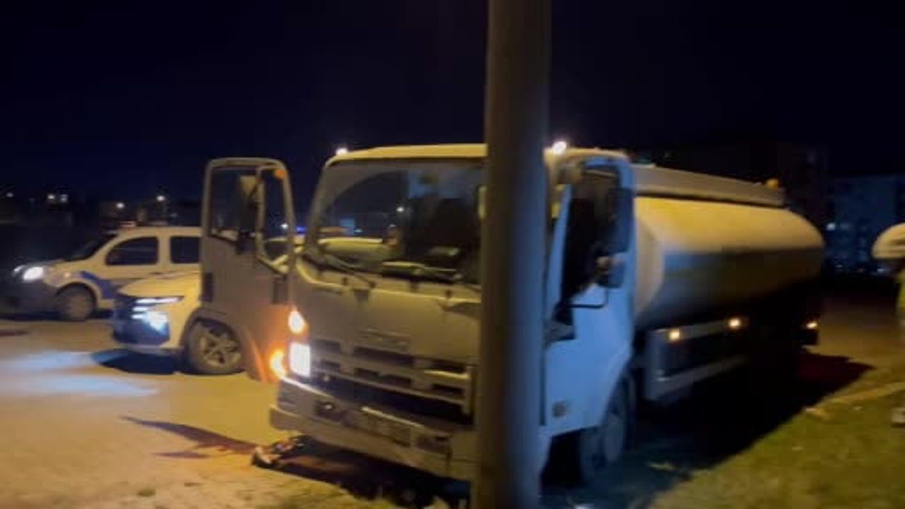 Ergene'de Su Tankeri Koyun Sürüsünden Kaçınca Beton Direğe Çarptı