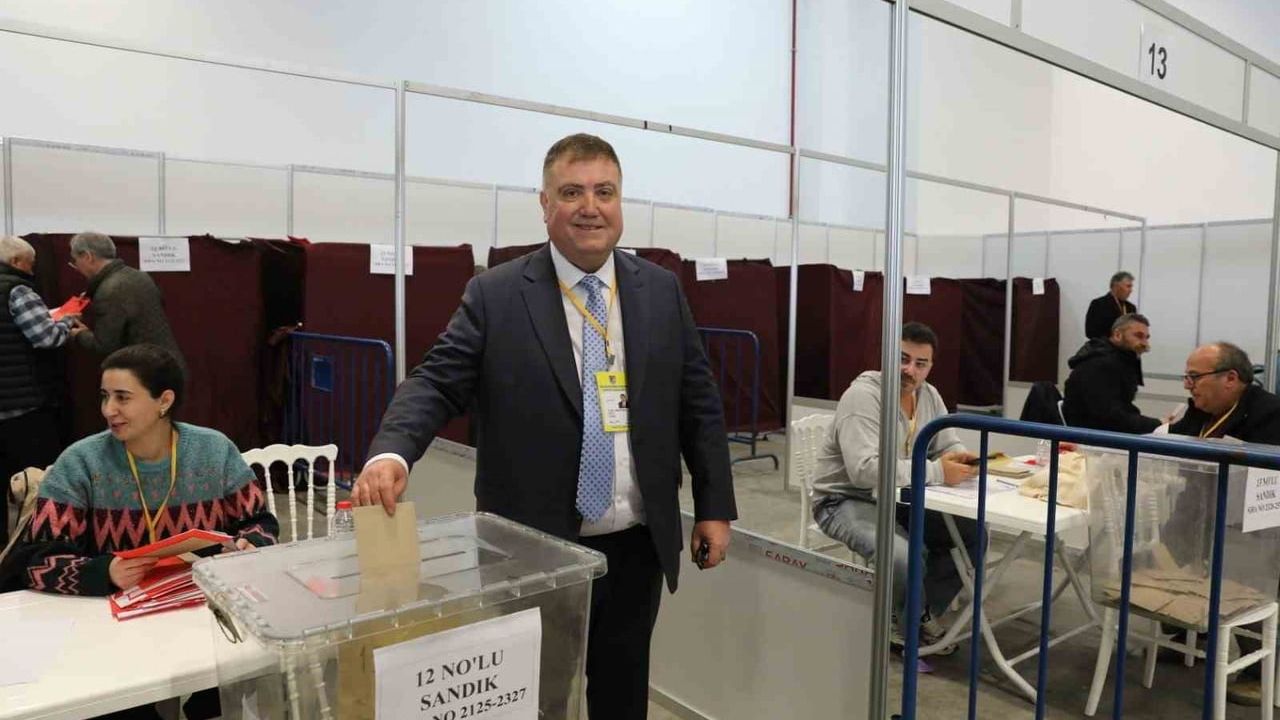 Erkan Özkan Yeniden Başkan: İzmir Şoförler ve Otomobilciler Esnaf Odası'nda Güvenoyu