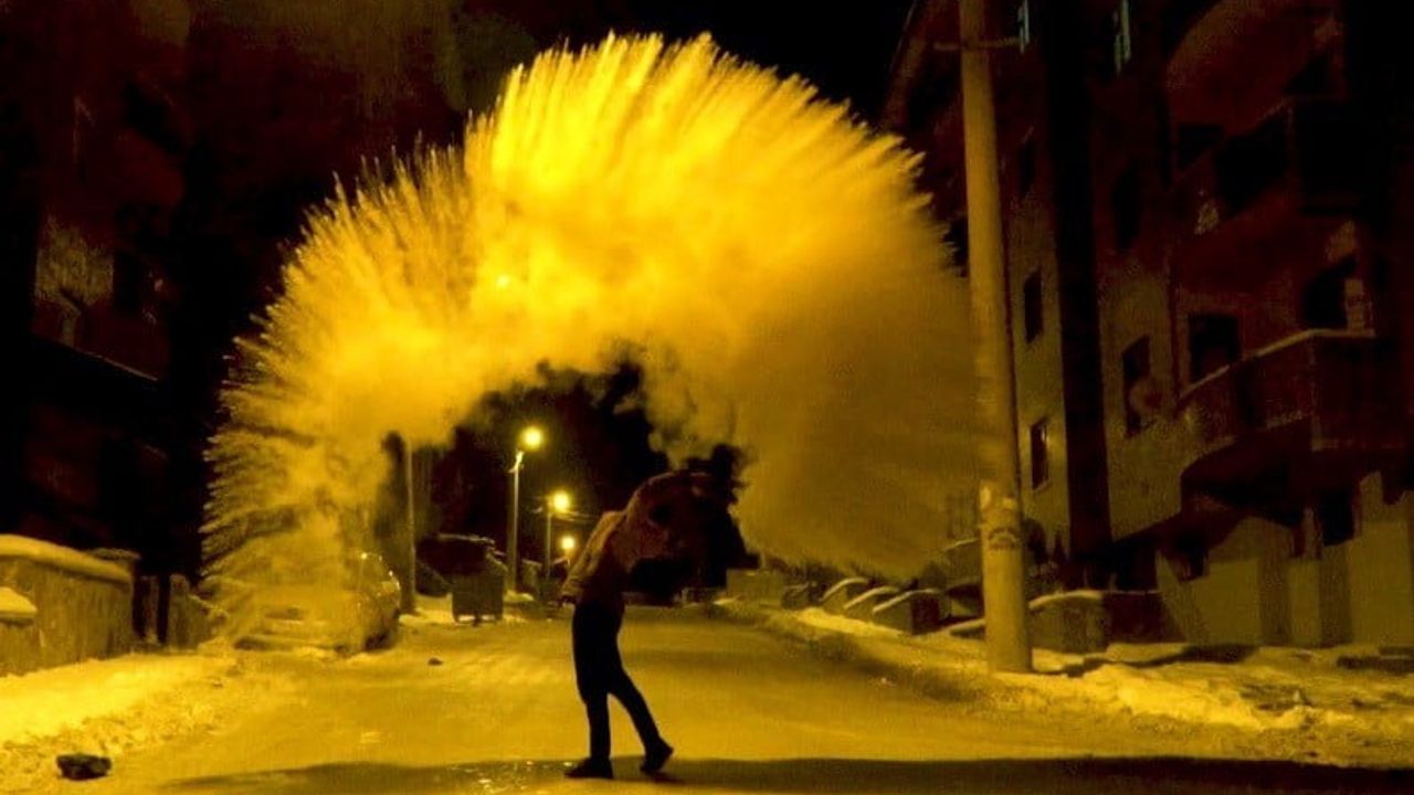 Erzincan'da -10°C: Havaya Serpilen Kaynar Su Buz Taneciğine Dönüştü