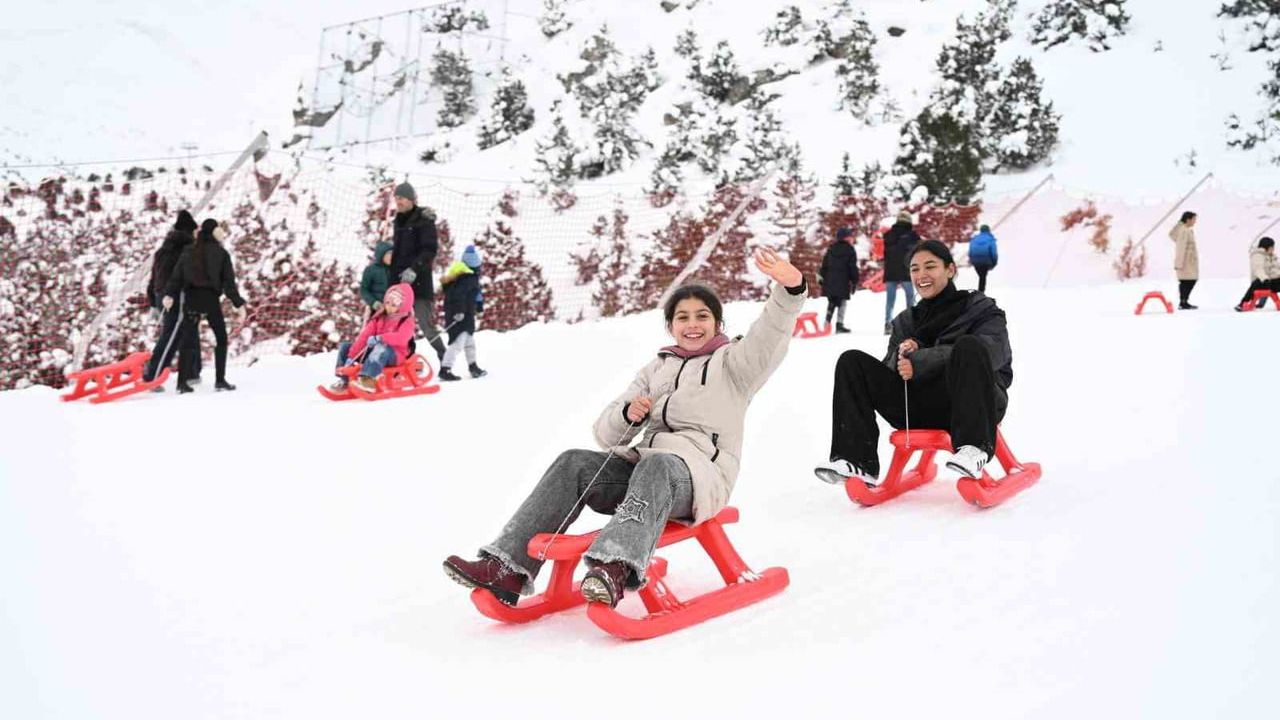 Erzincan'da 70 Öğrenci Ergan Dağı'nda Kızak Keyfi